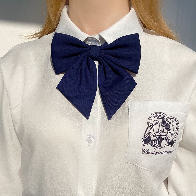 Afdeling Vrouwelijke Student Zeelieden Dragen Uniform Collegiale Boog